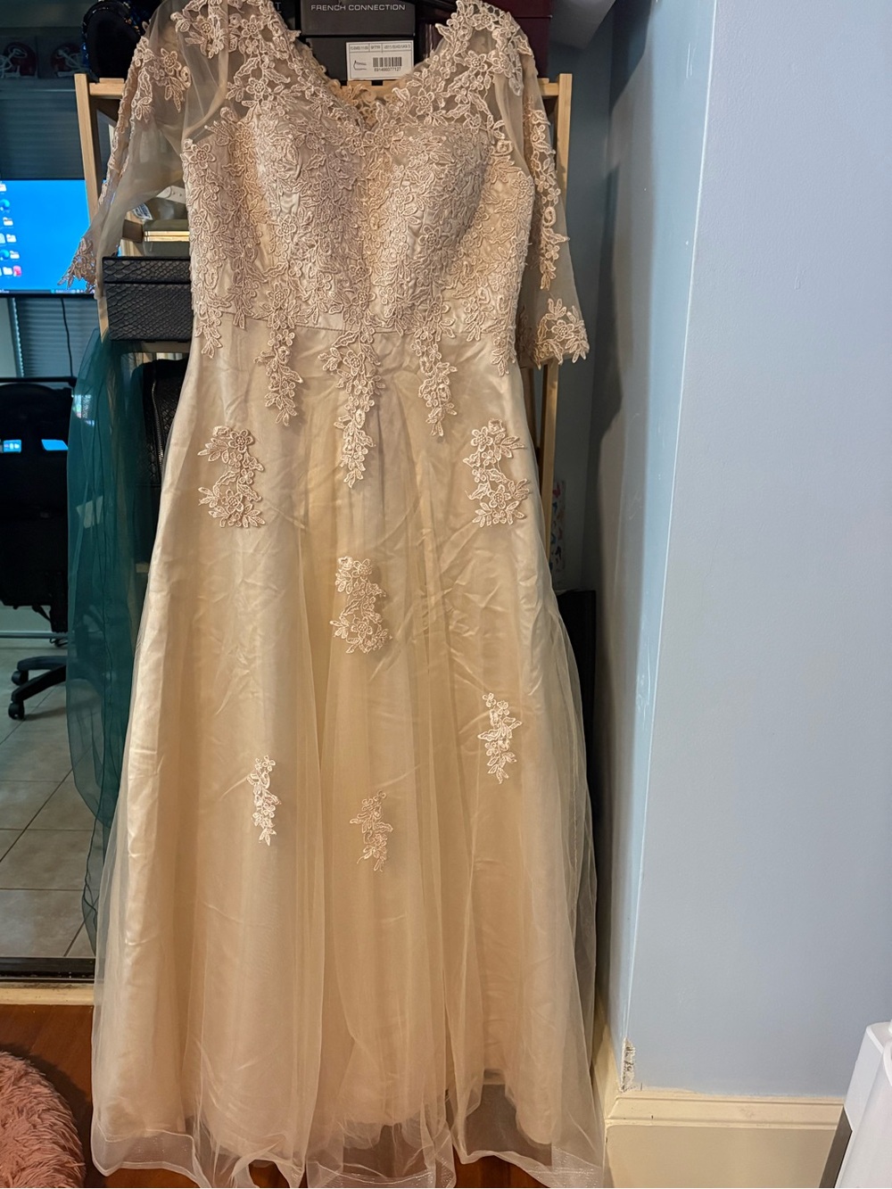 Elegant Lace A-Line Wedding Dress in beige - Picture 3 of 10